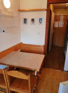 studio à la station VAL FREJUS avec un balcon