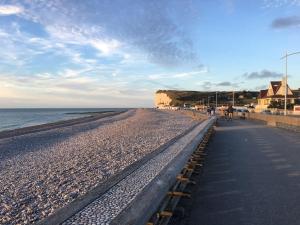 Studio a moins de 50 mètres de la plage, vue dégagée sur la vallée