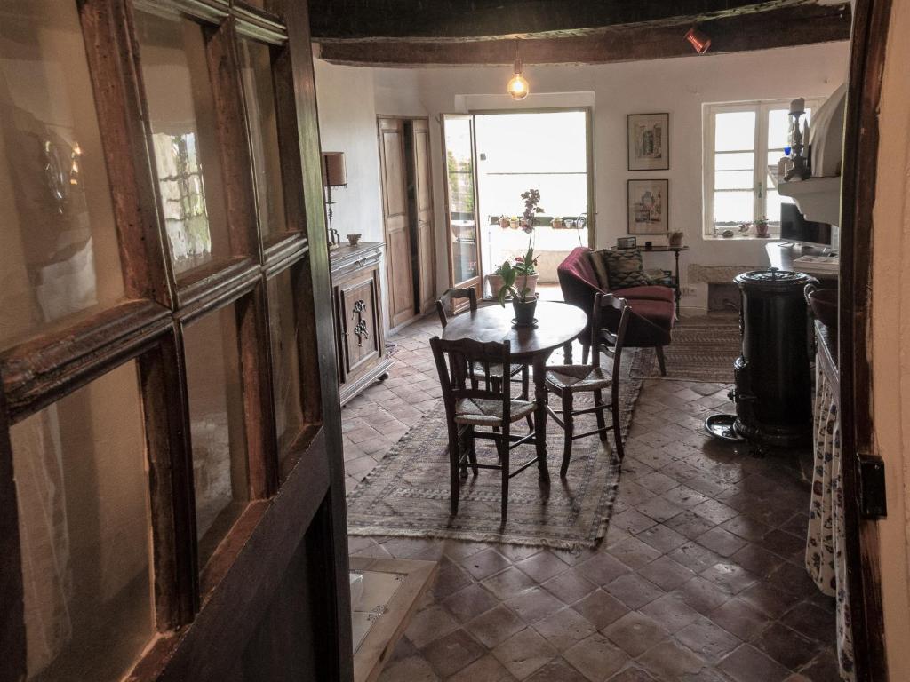 STUDIO A PARIS CENTRE PROCHE DE NATION ET VOLTAIRE.