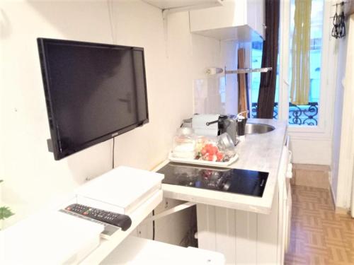 STUDIO A PARIS CENTRE PROCHE DE NATION ET VOLTAIRE.