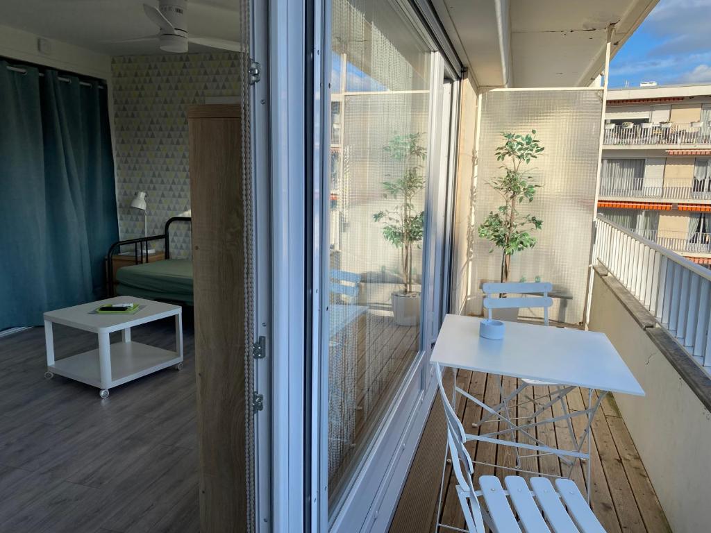 Appartement Studio Amicie 27m2, balcon couvert, près centre-gare-cathédrale, wifi 27 Boulevard de la Paix 51100 Reims