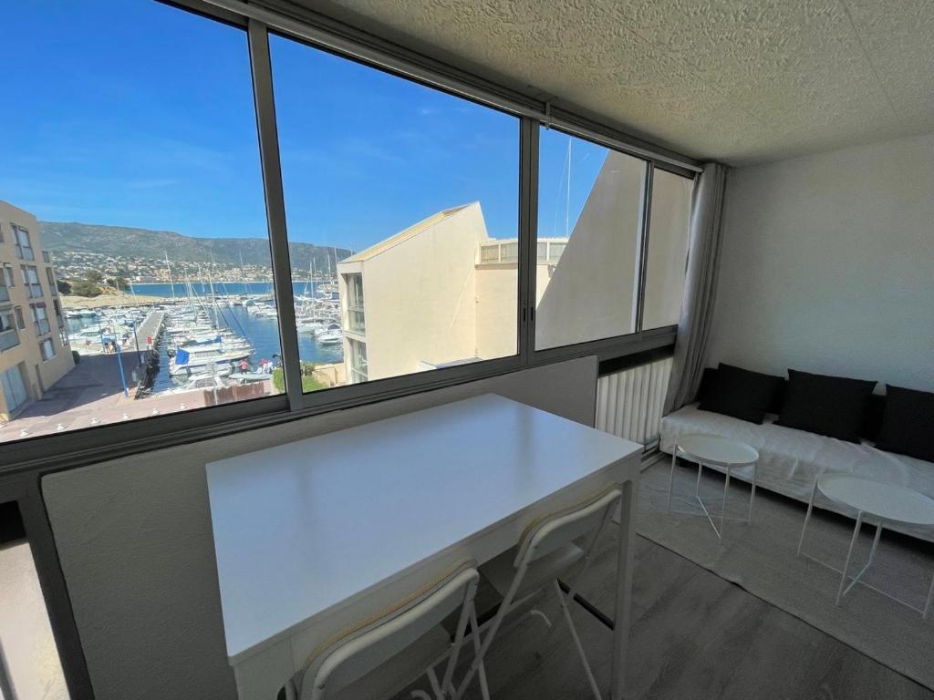 Appartement Studio au cœur du port de La Favière Etage 2 Boulevard du Port 83230 Bormes-les-Mimosas