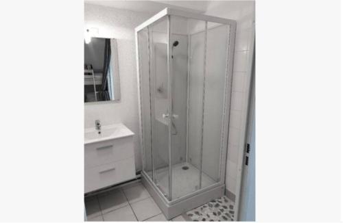 Studio au calme avec piscine, face golf, parking gratuit, tout à pied à 10mn centre ville