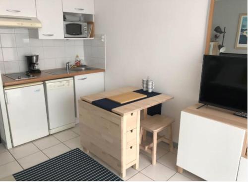 Studio au calme avec piscine, face golf, parking gratuit, tout à pied à 10mn centre ville