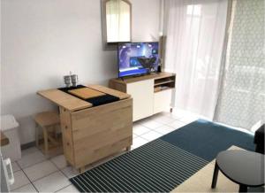 Studio au calme avec piscine, face golf, parking gratuit, tout à pied à 10mn centre ville