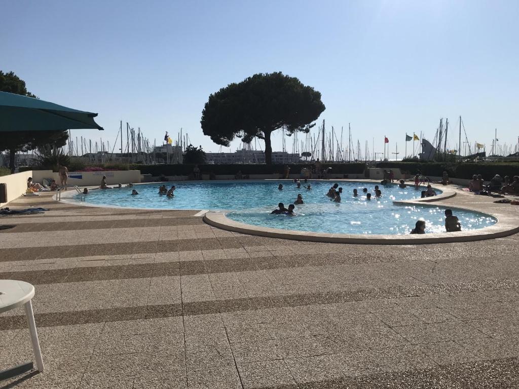 Studio au RDC, residence avec piscine face port du centurion, 1, 30240 Le Grau-du-Roi