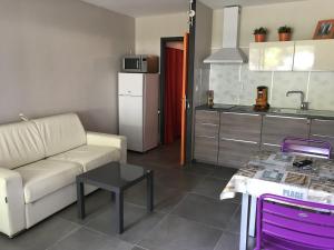 Studio au RDC, residence avec piscine face port