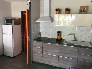 Studio au RDC, residence avec piscine face port