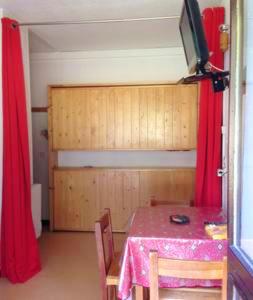 Studio avec balcon a Les Belleville