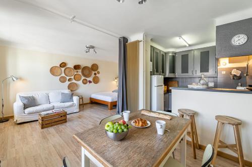 Studio avec balcon, plage à 50m, proche Vieux Port