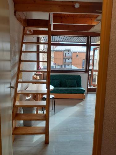 Studio avec balcon sud et mezzanine. Les Menuires