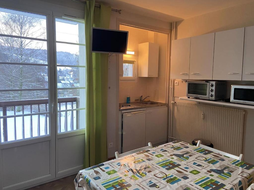 Studio avec balcon, vue dégagée et parking - Séjours de 3 nuits minimum 946 Avenue Mal Leclerc, 63150 La Bourboule