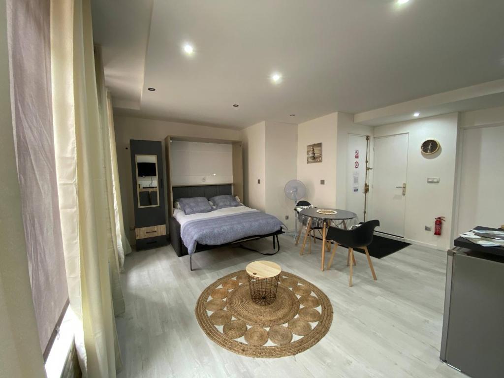 Studio avec cuisine et salle de bain indépendante