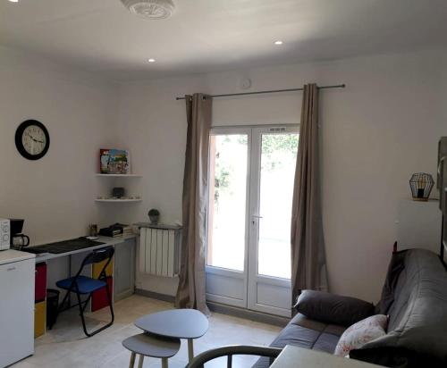 Studio avec jardin clos et wifi a Frejus