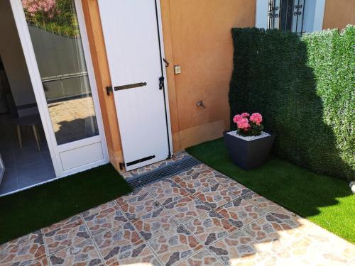 Studio avec jardin clos et wifi a Frejus
