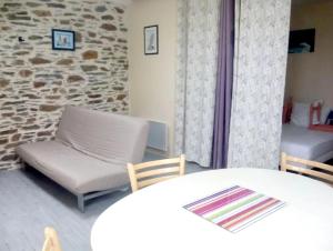 Studio avec jardin clos et wifi a Hirel