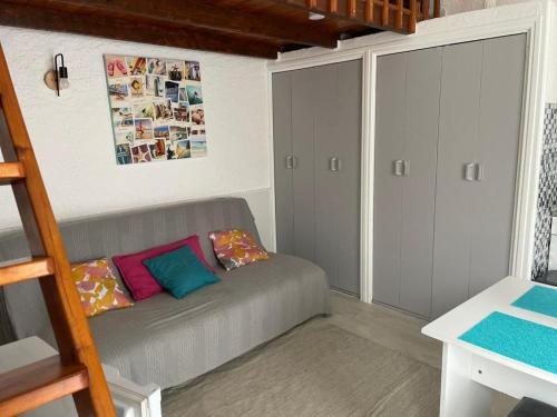 STUDIO AVEC MEZZANINE DANS VILLA FRONT DE MER