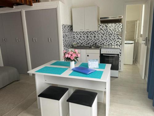 STUDIO AVEC MEZZANINE DANS VILLA FRONT DE MER