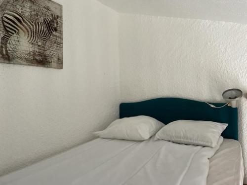 STUDIO AVEC MEZZANINE DANS VILLA FRONT DE MER
