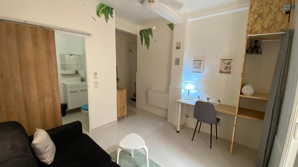 Studio avec Patio Privatif à 5 min à pied de la Plage 54 Rue Saint-Philippe, 06000 Nice
