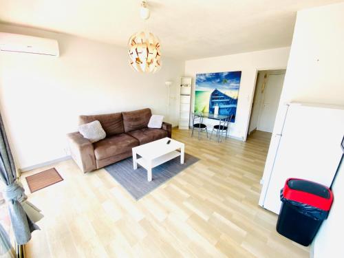 Studio avec piscine 100m plages