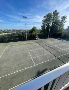 Studio avec piscine et tennis avec vue sur Lyon