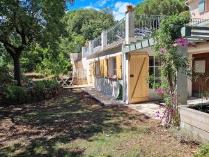 Studio avec piscine partagée et jardin