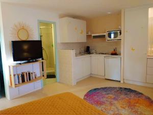 Studio avec piscine partagee jardin clos et wifi a Duravel B