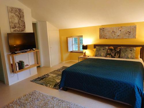 Studio avec piscine partagee jardin clos et wifi a Duravel