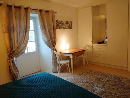 Studio avec piscine partagee jardin clos et wifi a Duravel
