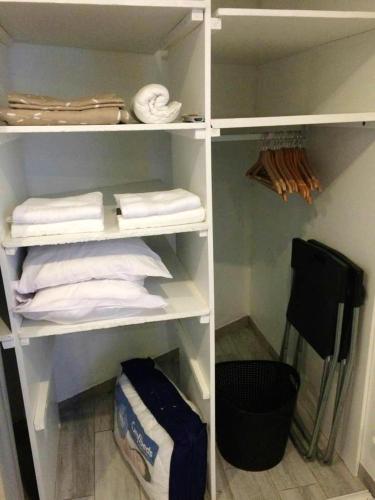 Studio avec piscine partagee jardin clos et wifi a Marseille