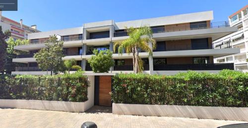 STUDIO avec terrasse 400m Croisette / Rue d’Antibes