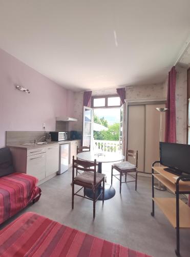 Studio avec terrasse vue Tourmalet dans Villa historique \
