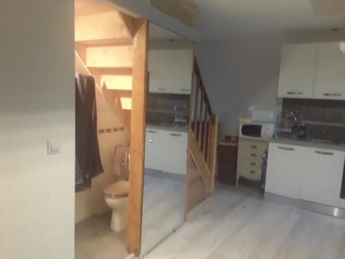 studio avec une mezzanine