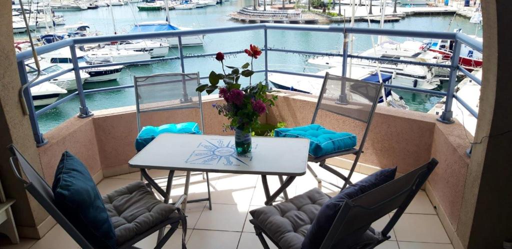 Studio avec vue sur la mer balcon et wifi a Frejus a 1 km de la plage 86 Place de la Porte d'Hermès, 83600 Fréjus
