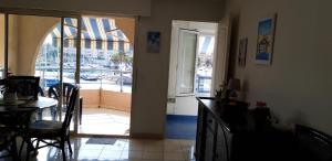Studio avec vue sur la mer balcon et wifi a Frejus a 1 km de la plage