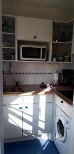 Studio avec vue sur la mer balcon et wifi a Frejus a 1 km de la plage