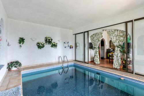 Studio avec vue sur la mer piscine interieure et terrasse a Menton a 4 km de la plage