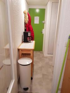 Studio avec vue sur la ville balcon et wifi a Vars