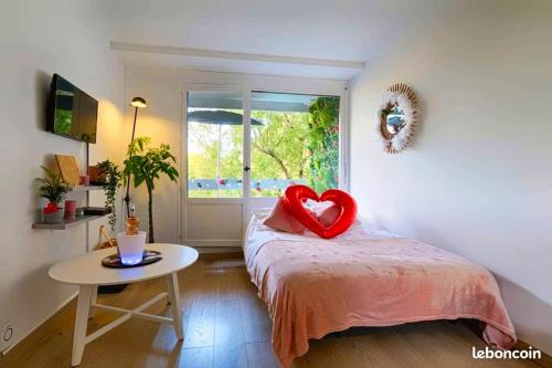 Studio avec vue sur la ville piscine partagee et jacuzzi a Montpellier