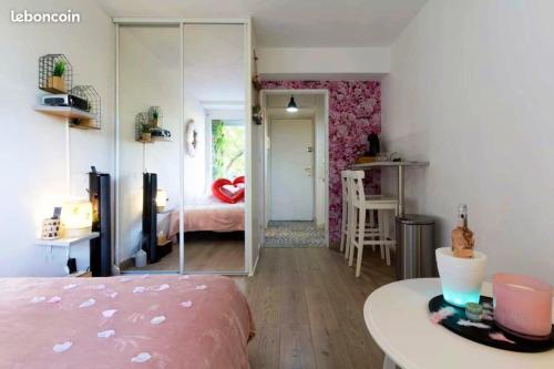 Studio avec vue sur la ville piscine partagee et jacuzzi a Montpellier