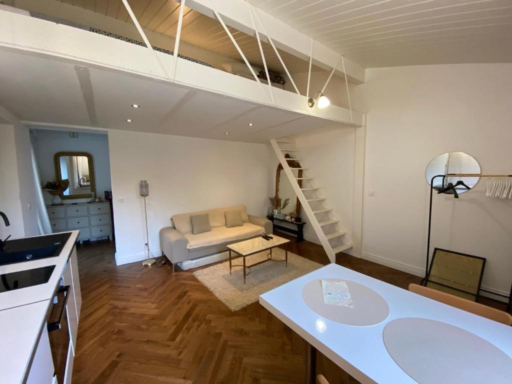 Appartement studio Bella Rue de la Gare 49 01390 Saint-André-de-Corcy
