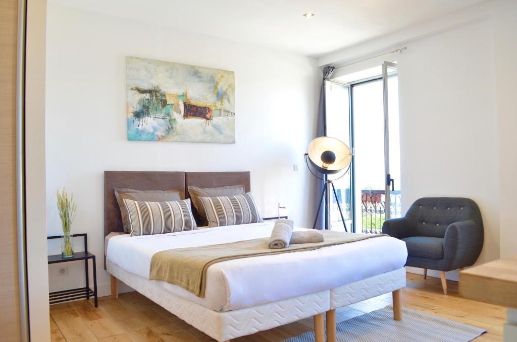 Appartement Studio Biarritz - rénové et moderne - au calme - centre ville - tout à pied 1 Rue Ernest Renan 64200 Biarritz
