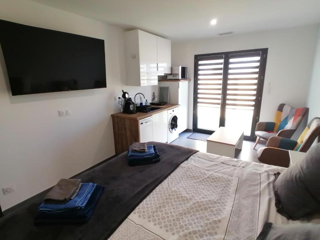 Studio BLEU, Neuf, classé 3 étoiles, Clim, Wifi, Lave-linge, Lit King Size, au calme et à 800m des plages de Valras Plage Rue du Loriot, 34410 Sérignan