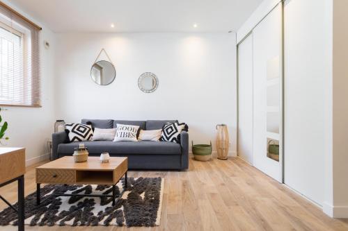 STUDIO ** BOMPARD ** PLAGE ** VIEUX PORT