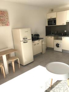 Studio cabine ensoleillé en plein centre ville dans résidence avec piscine