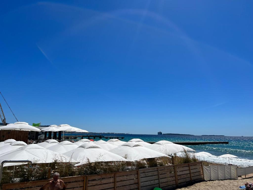 Studio cabine vu sur piscine 83700 Valescure