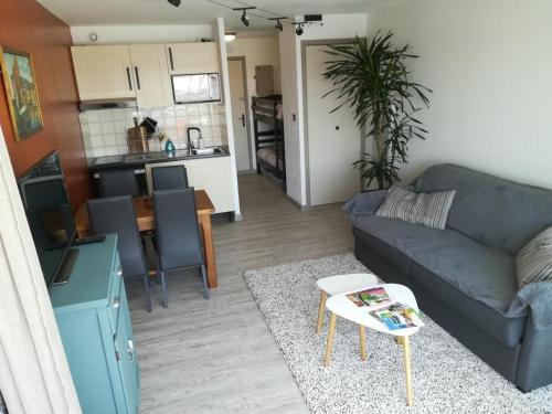 Studio cabine VUE PORT avec parking privé, piscine, parc, boulodrome
