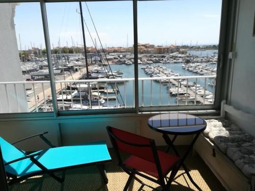Studio cabine VUE PORT avec parking privé, piscine, parc, boulodrome