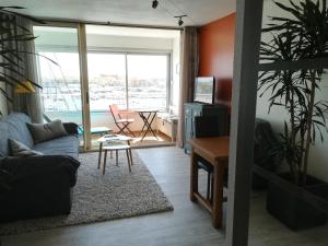 Studio cabine VUE PORT avec parking privé, piscine, parc, boulodrome